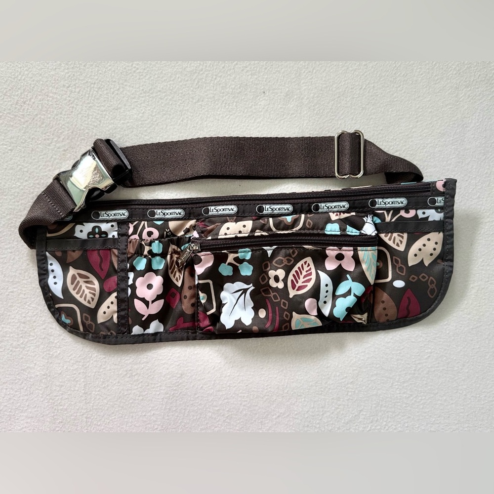 Like NEW - LeSportsac Sling / Crossbody Bag
Strap adjustable to 30”.